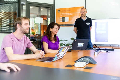 Réunion d’équipe chez Elosi autour d’une présentation.