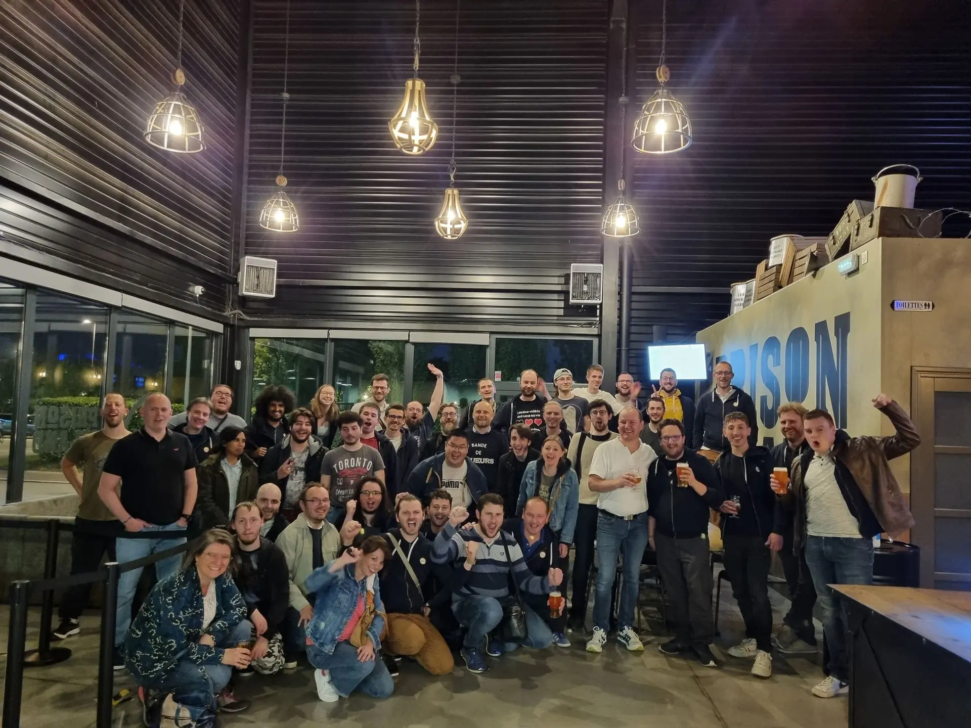 Photo de groupe de l’équipe Elosi réunie lors d’un événement convivial 