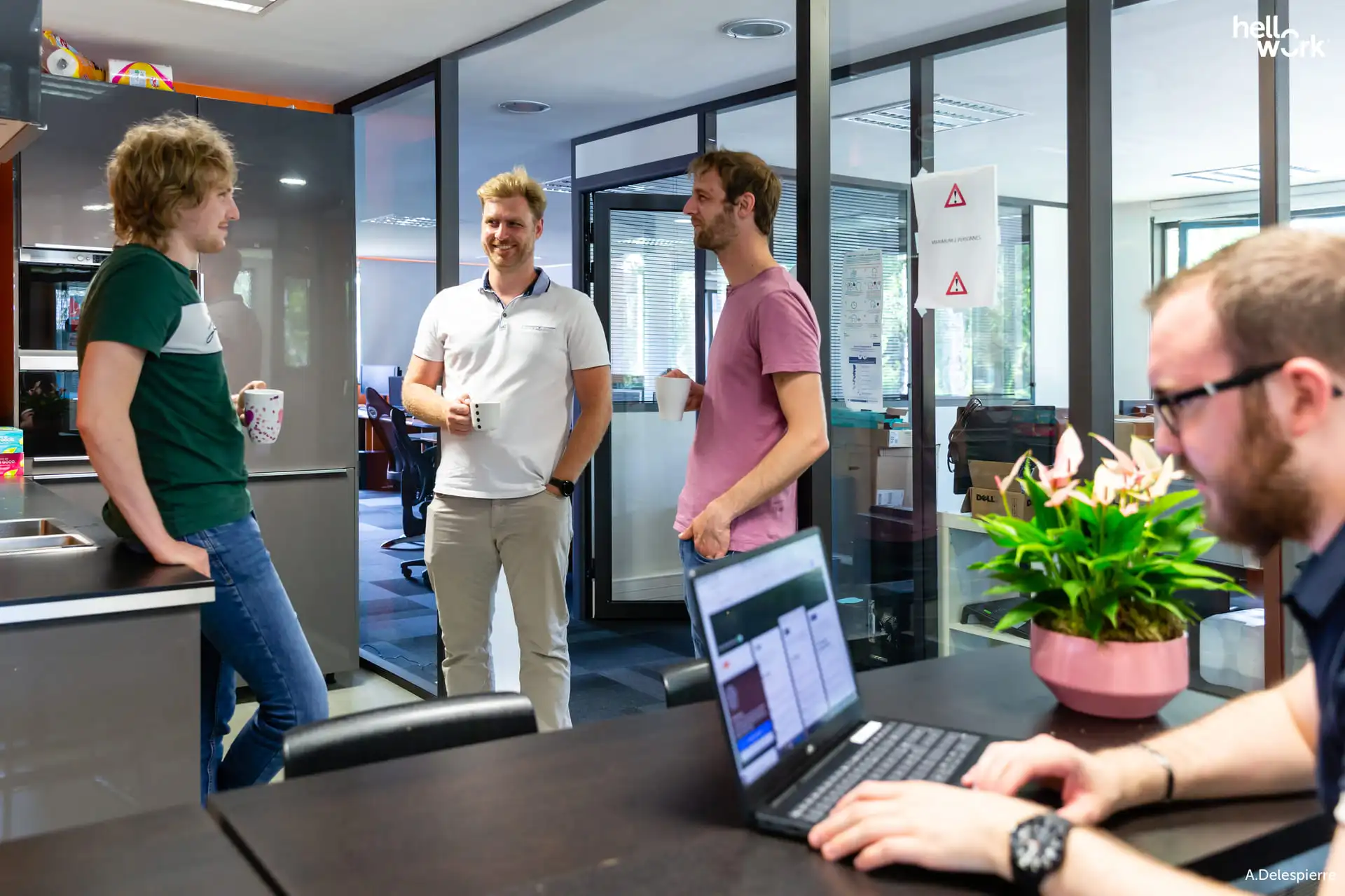 Collègues échangeant autour d’un café dans la cuisine d’un bureau Elosi