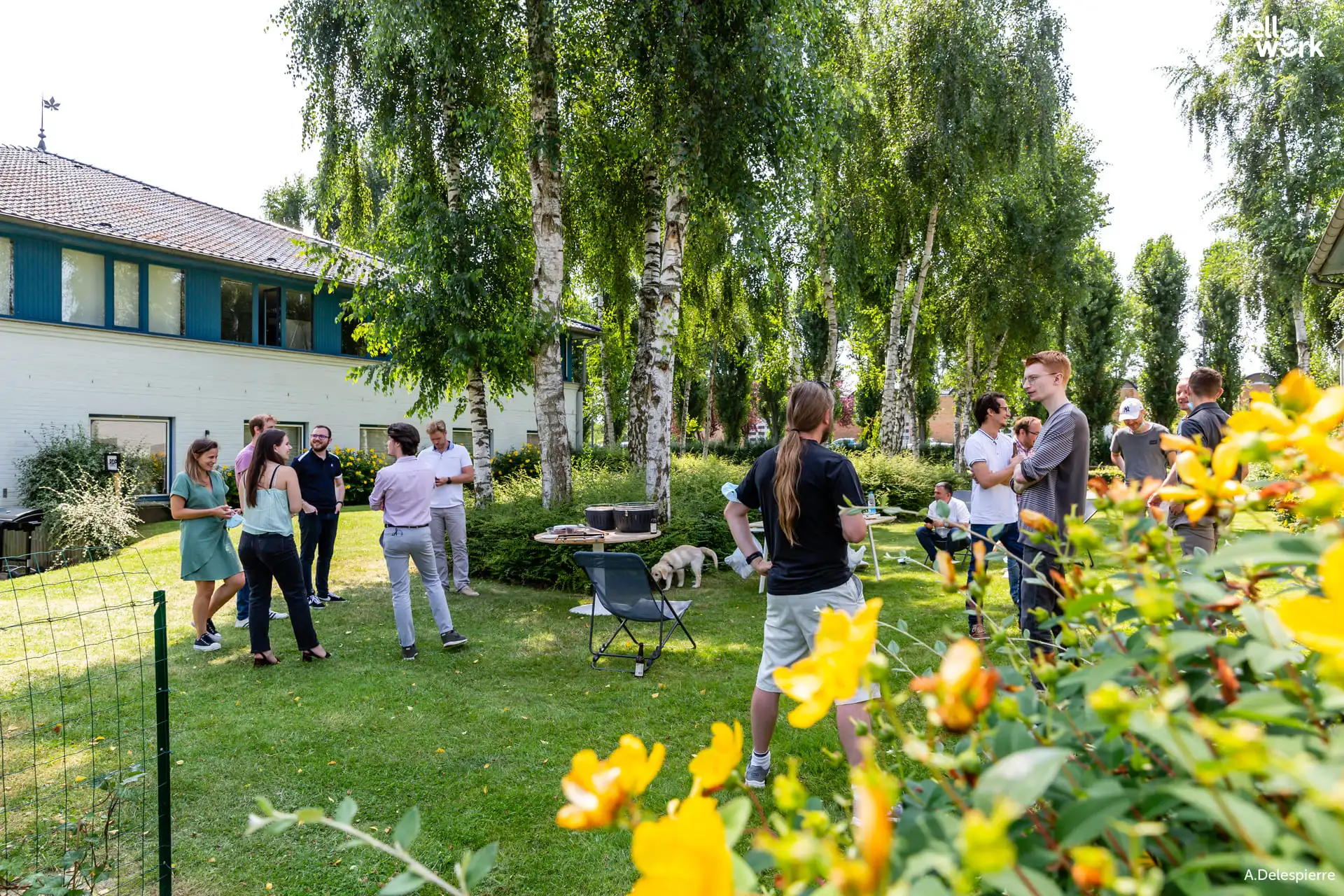Événement estival chez Elosi avec échanges conviviaux dans un jardin arboré