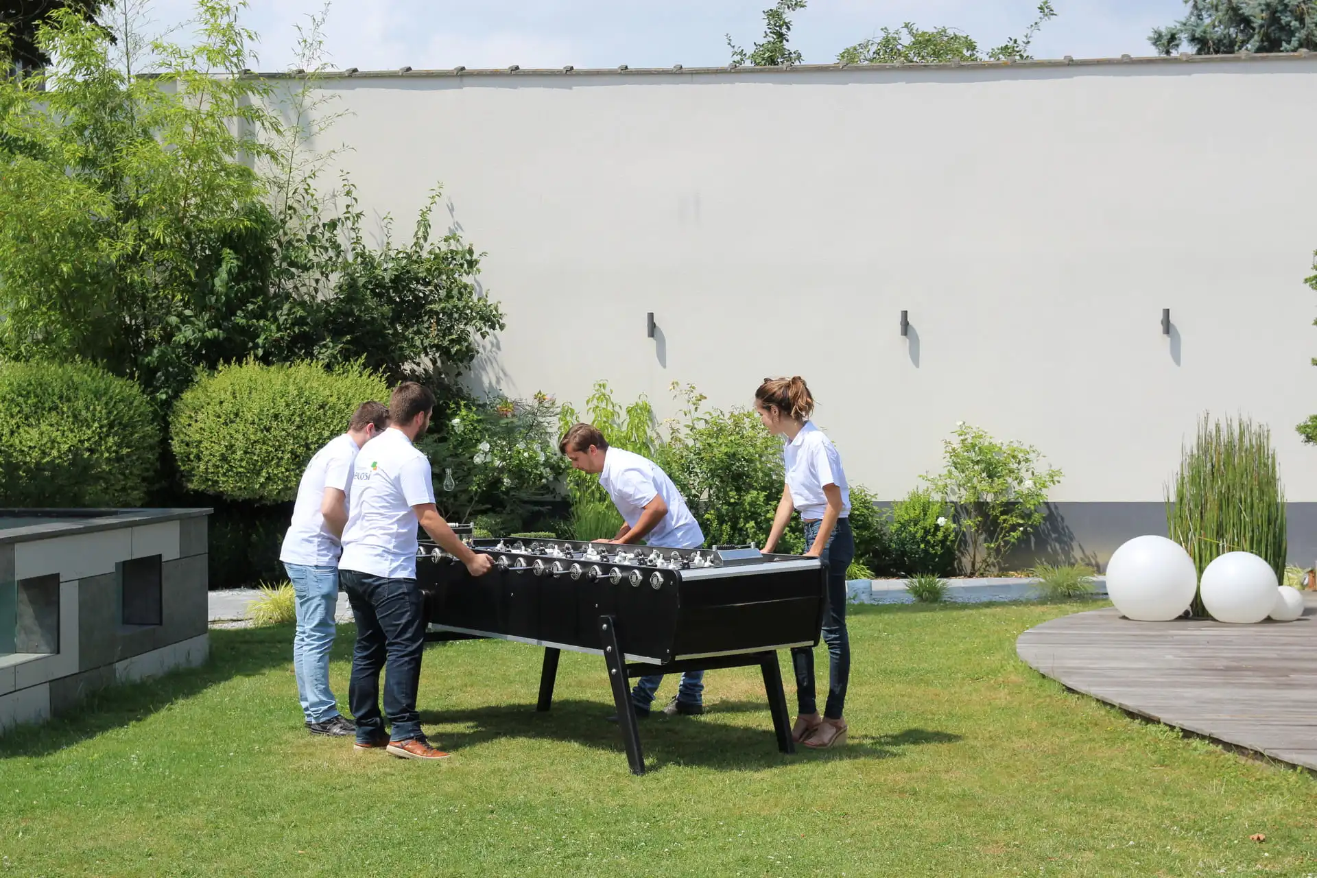 Partie de baby-foot en plein air lors d’un événement d’équipe chez Elosi