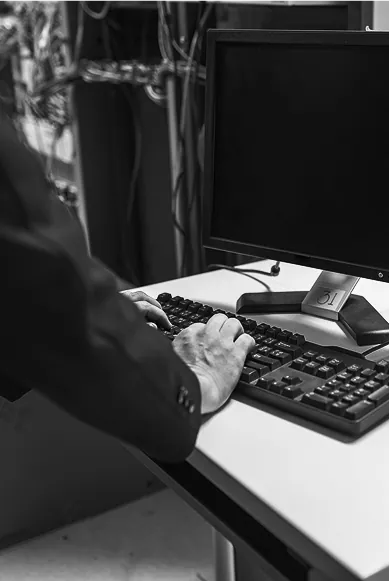 Administrateur système au travail sur une infrastructure