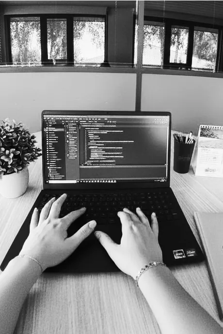 Développeur au travail sur une plateforme applicative