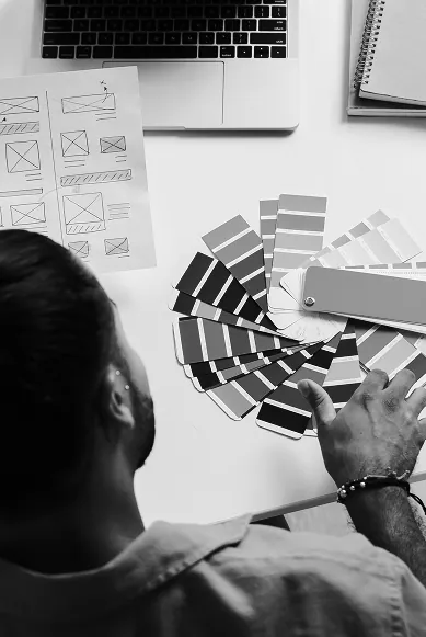 Designer au travail sur des maquettes d’interface
